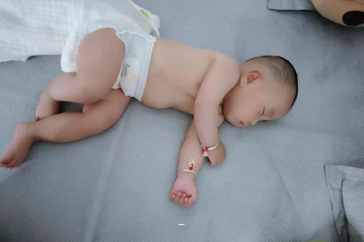 嘉鱼宝宝肠胀气的症状